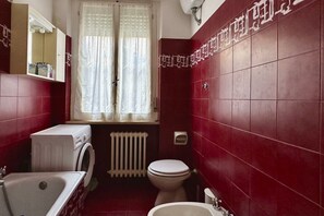 Shower, bidet, towels - S325 - Sirolo, four-room apartment in the center with garden and parking space (SIROLO)