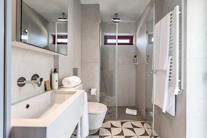 Douche, sèche-cheveux, serviettes fournies, savon