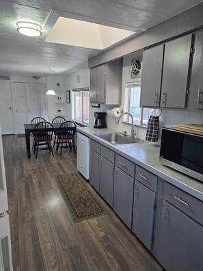 Kylskåp, mikrovågsugn, ugn och spishäll