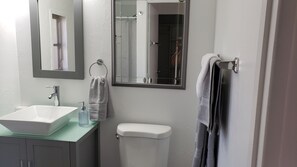 Douche, sĂšche-cheveux, serviettes fournies, savon