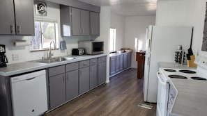 Kylskåp, mikrovågsugn, ugn och spishäll