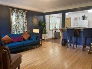 Interior - Cosy Nest Welcomes Pets. Comfortable Work-from-Home Space, & Garage Parking. (Minneapolis)