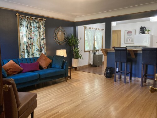 Cosy Nest Welcomes Pets. Comfortable Work-from-Home Space, & Garage Parking.