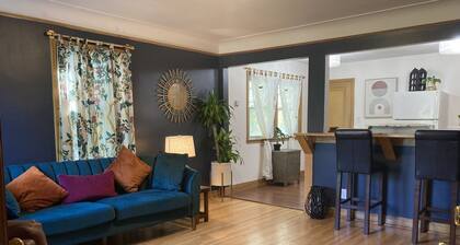 Cosy Nest Welcomes Pets. Comfortable Work-from-Home Space, & Garage Parking.