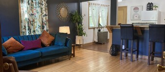 Cosy Nest Welcomes Pets. Comfortable Work-from-Home Space, & Garage Parking.