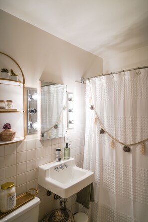 Amenidades de baño ecológicas, secadora de cabello, toallas, jabón