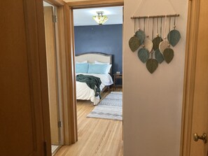 1 habitación, tabla de planchar con plancha y cuna de viaje