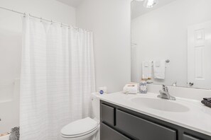 シャワー、ヘアドライヤー、タオル