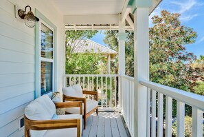 Property grounds - Roomy Ocean Cottage, 2 min to the Beach ~ Pool ~ BBQ ~ Beach Gear ~ Bikes (Santa Rosa Bch)