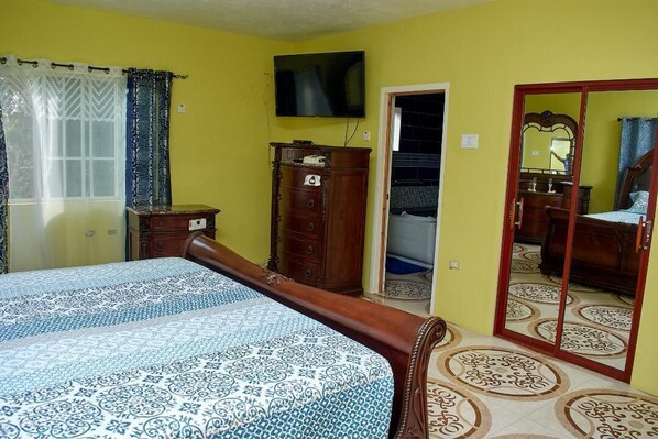 1 makuuhuone, työpöytä, silitysrauta/-lauta, Wi-Fi