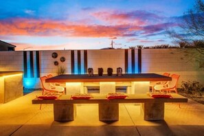 Outdoor dining - The Element - Foot Pool, Pickle Ball, Mini Golf, Game Room (Coachella)