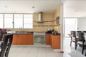 Frigorifero, microonde, forno, piano cottura