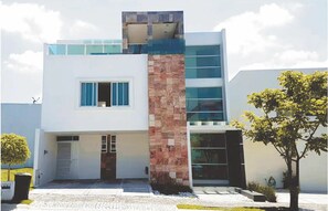 Exterior - ¡casa Grande y Cómoda! Súper Ubicación, Seguridad y Tranquilidad en Angelópolis (PUEBLA)