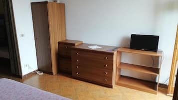 2 bedrooms, travel crib, free WiFi, bed sheets