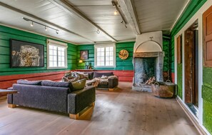 TV, fireplace - Nice home in Bjorli with WiFi (Bjorli)