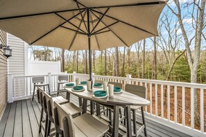 Outdoor dining - Family-sized townhome in Berlin. 8 minute drive to Assateague Island. (Berlin)