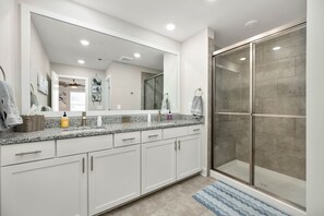 Douche, sèche-cheveux, serviettes fournies, savon