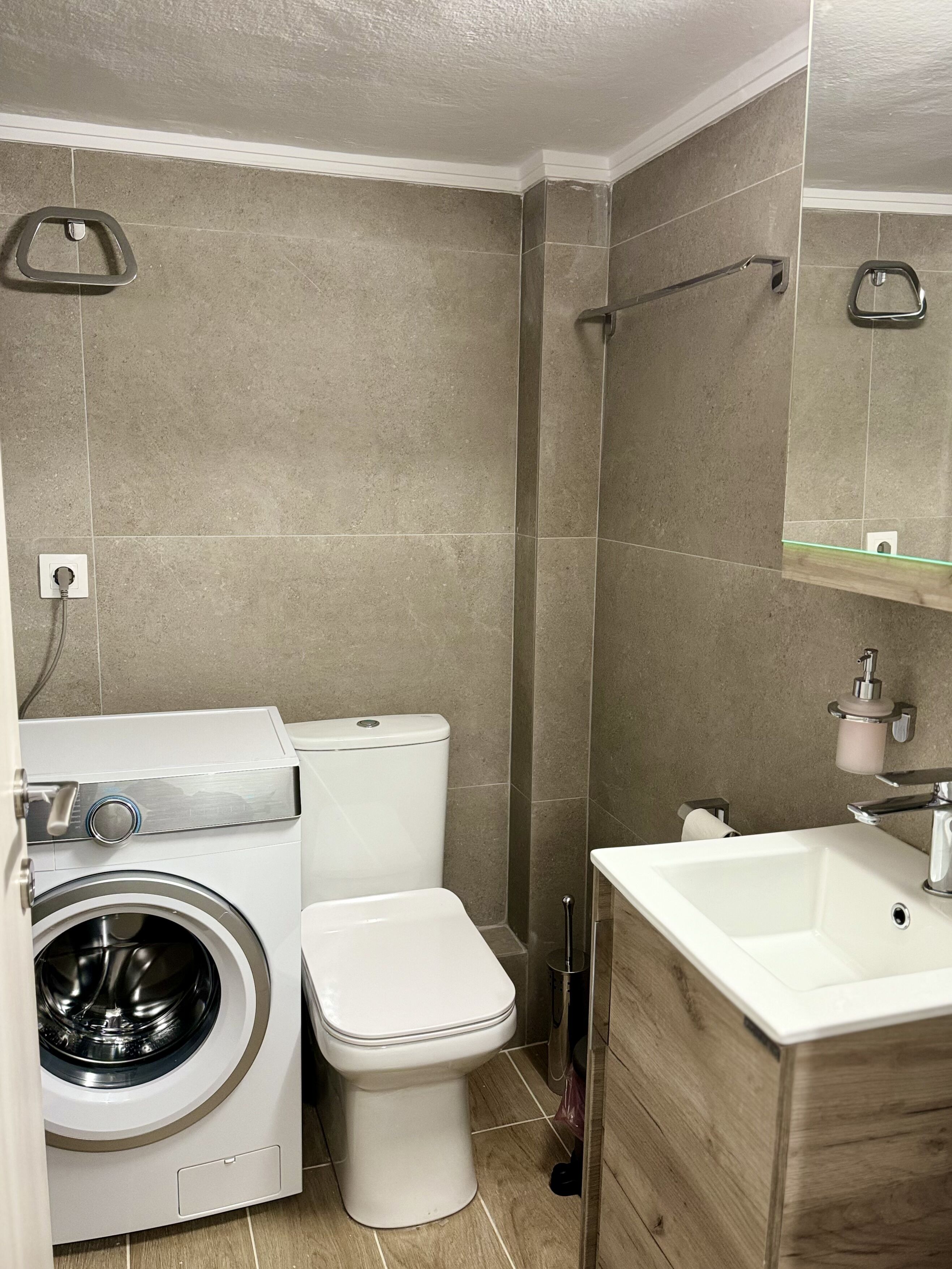 Een douche, een haardroger, handdoeken, zeep