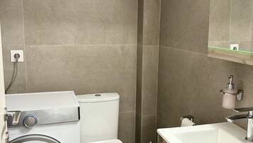 Een douche, een haardroger, handdoeken, zeep