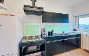 KĂŒhlschrank, Herdplatte, Wasserkocher mit Kaffee-/Teezubehör