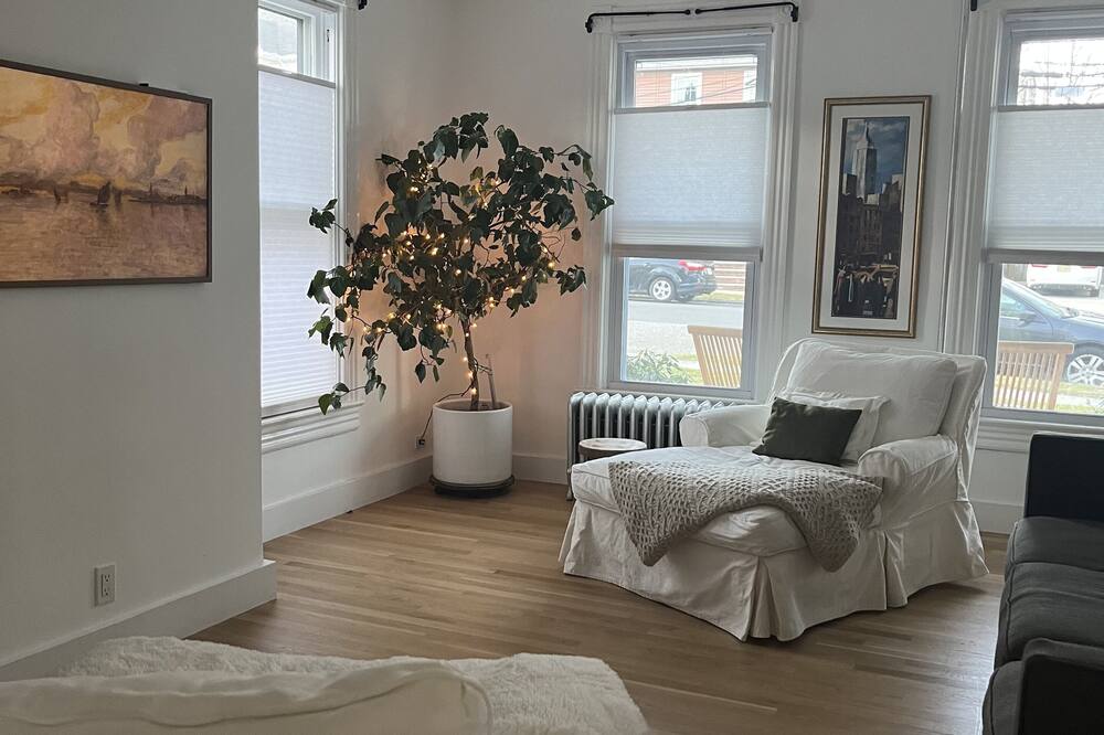 Contemporary traditional home walk to restaurants, bars & train to NYC & Shore!