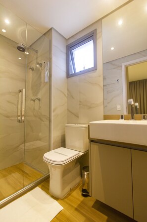 Apartment | Bathroom | Shower, hair dryer, towels - Helbor Wide  (São Paulo)
