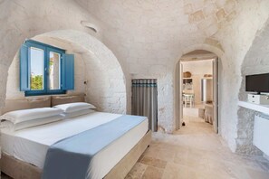 2 chambres, coffres-forts dans les chambres, fer et planche à repasser