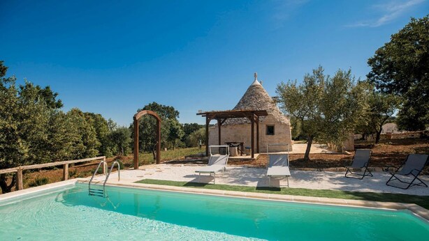 A swimming pool with a gazebo and lounge chairs. - Trullo Elisa - Trullo with private pool (Monopoli)
