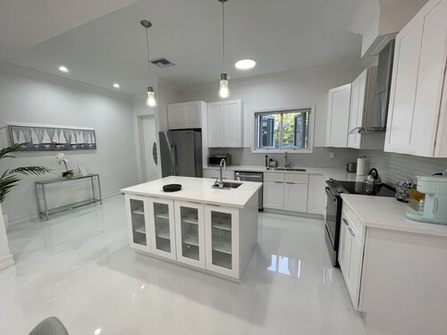 Glory Shores - Beautiful 2 Bedroom Beach Haven