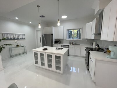 Glory Shores - Beautiful 2 Bedroom Beach Haven