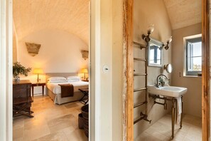 3 bedrooms, iron/ironing board, travel cot, WiFi