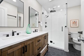 Shower, hair dryer, towels - Luxury Waterfront Retreat: Pool, Fishing & 5BR, Sleeps 12 (Rockport)