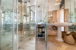 Dusche, Haartrockner, Bidet, Handtücher