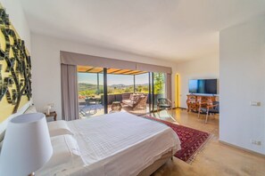 4 bedrooms, iron/ironing board, travel cot, WiFi