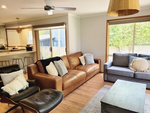 Een smart-tv en boeken