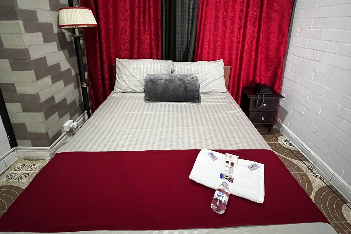 Family Quadruple Room | In-room safe, desk, iron/ironing board (on request), WiFi (free)