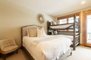 4 bedrooms, desk, iron/ironing board, free WiFi