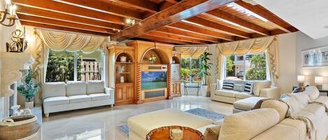 Smart TV, chimenea y libros