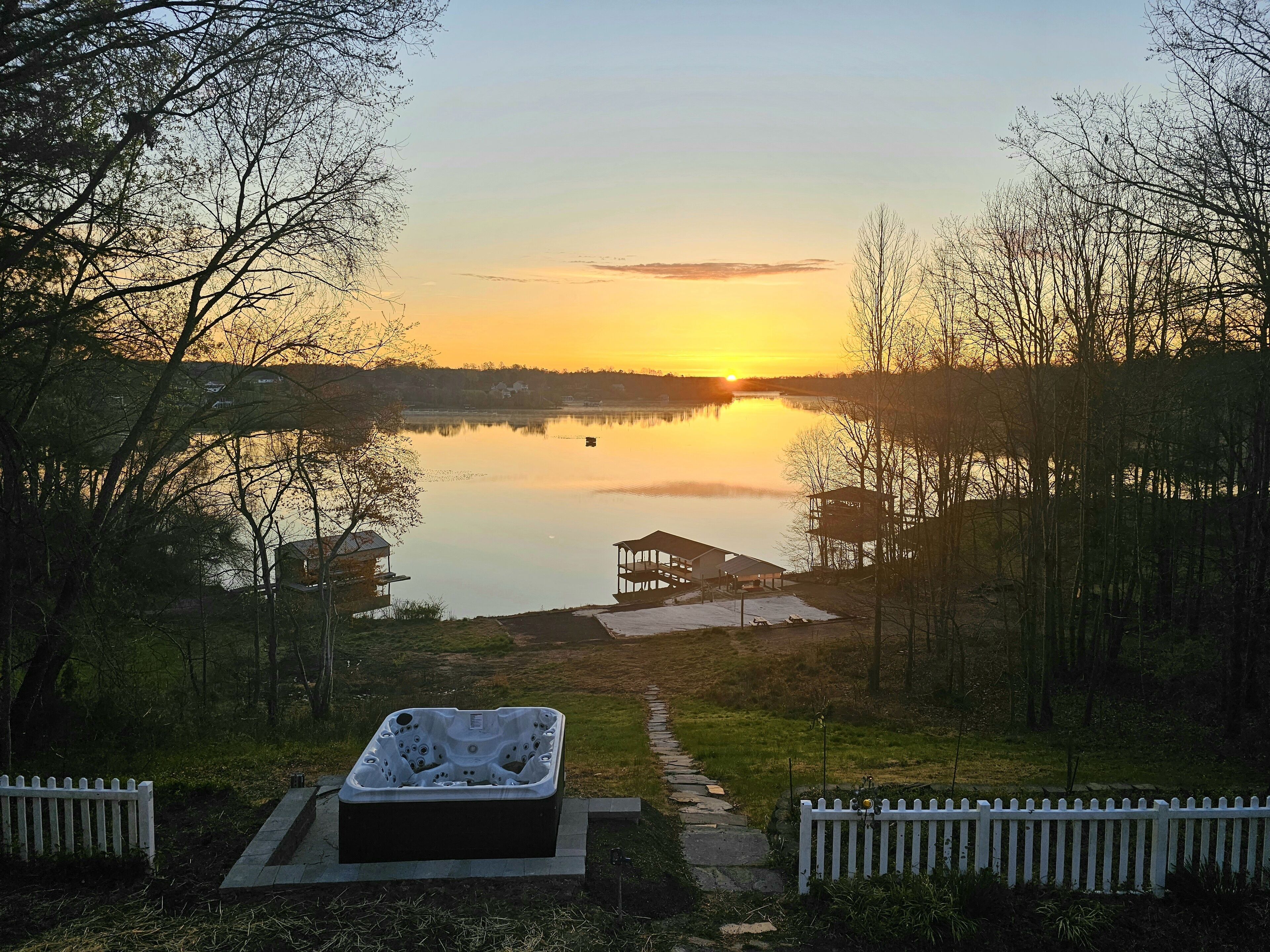 NEW!! Family-sized Lakehouse - Hot Tub, Sauna, Game room, Volleyball, Lake Views