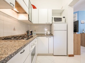 Kühlschrank, Mikrowelle, Ofen, Kochgeschirr/Geschirr/Besteck