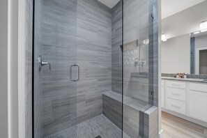 Een douche, een haardroger, handdoeken, zeep