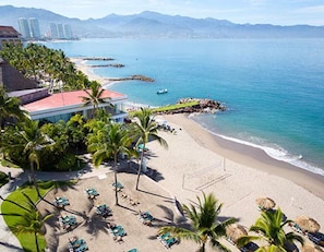 Plage, chaises longues, serviettes de plage