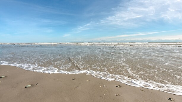 A beach with clear skies and gentle waves. - Sunsets Over Lake Padre | Canal Home | 2 blk to beach (Corpus Christi)