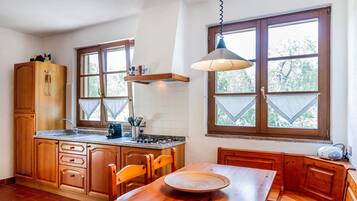 Fridge, stovetop, coffee/tea maker, toaster