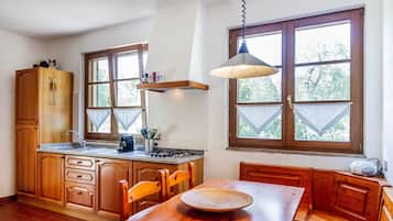 Fridge, stovetop, coffee/tea maker, toaster