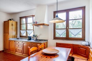 Geladeira, cooktop, cafeteira/chaleira, torradeira