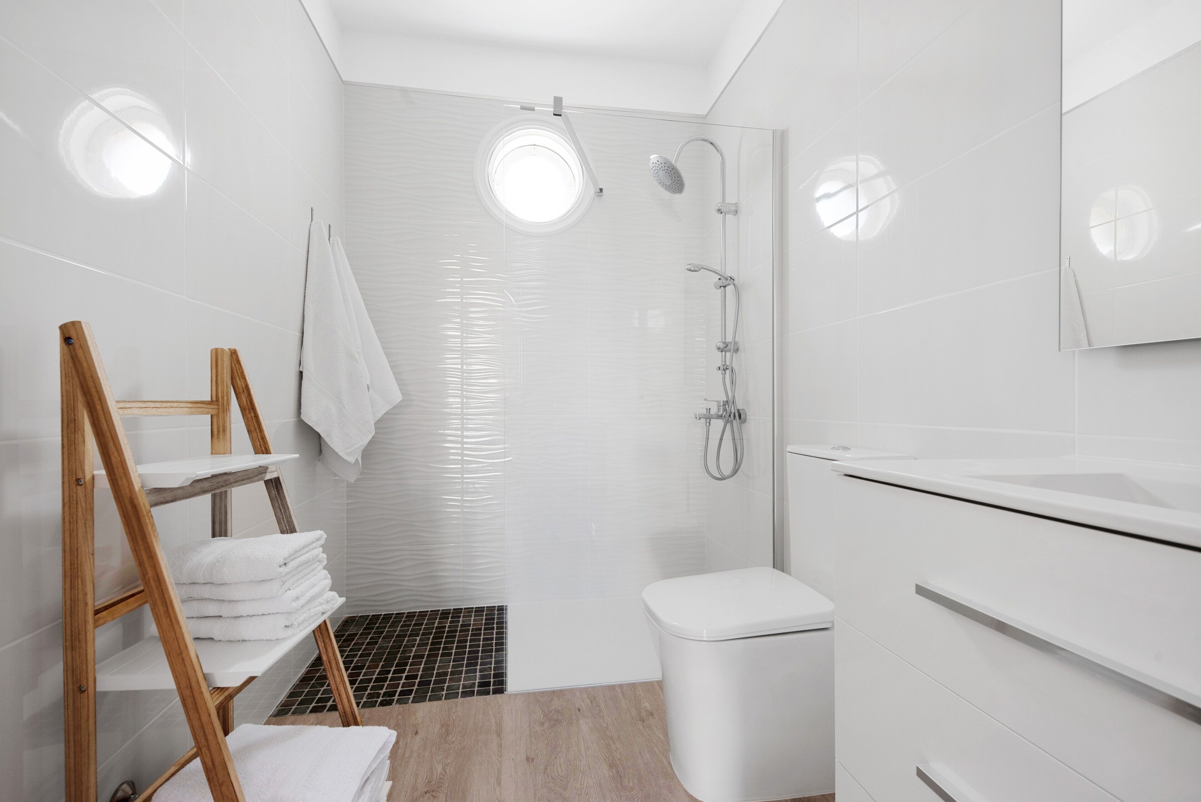 Dusj, hårføner og håndklær