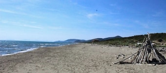 Apartment "Casa Le Basse - Giuncarico" with Private Terrace & Wi-Fi