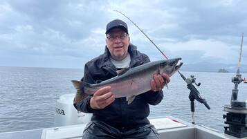 Towels, shampoo, toilet paper