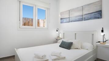 2 slaapkamers, een strijkplank/strijkijzer, beddengoed